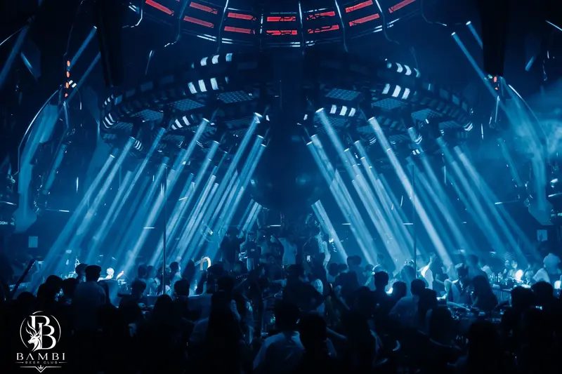 Giàn đèn xanh và tia laser phủ kín sàn Bambi Beer Club