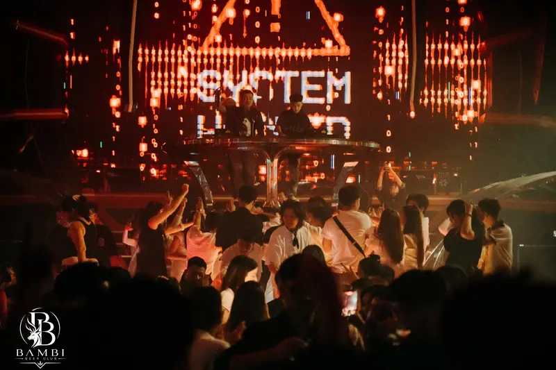DJ booth trung tâm cùng màn LED lớn tại Bambi Beer Club